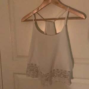 Vit linne med spets  - Det är ett vit sommarminne med spets, köpt second hand. Jag har ändvänt den en gång och den har inga fläckar eller skador! Väldigt bekvämt och passar perfekt på sommaren👌
