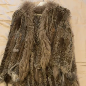 Hollies päls väst  - Säljer hollies väst onesize 