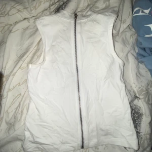 Turtle neck topp ifrån Cubus - Snygg topp med turtle neck och snygg dragkedja i bak som en snygg detalj. Den är i barnstorlek, dvs typ i xs.