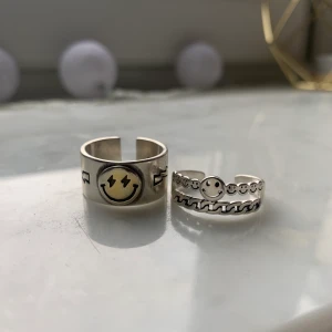 populära ringar😁 - Säljer nu dessa jättefina ringer då dem inte kommer till användning. Dem är justerbara så passar alla! Buda gärna, start bud 60kr/st!!!!☺️  budet på STORA 150 LILLA 80, 270 för BÅDA