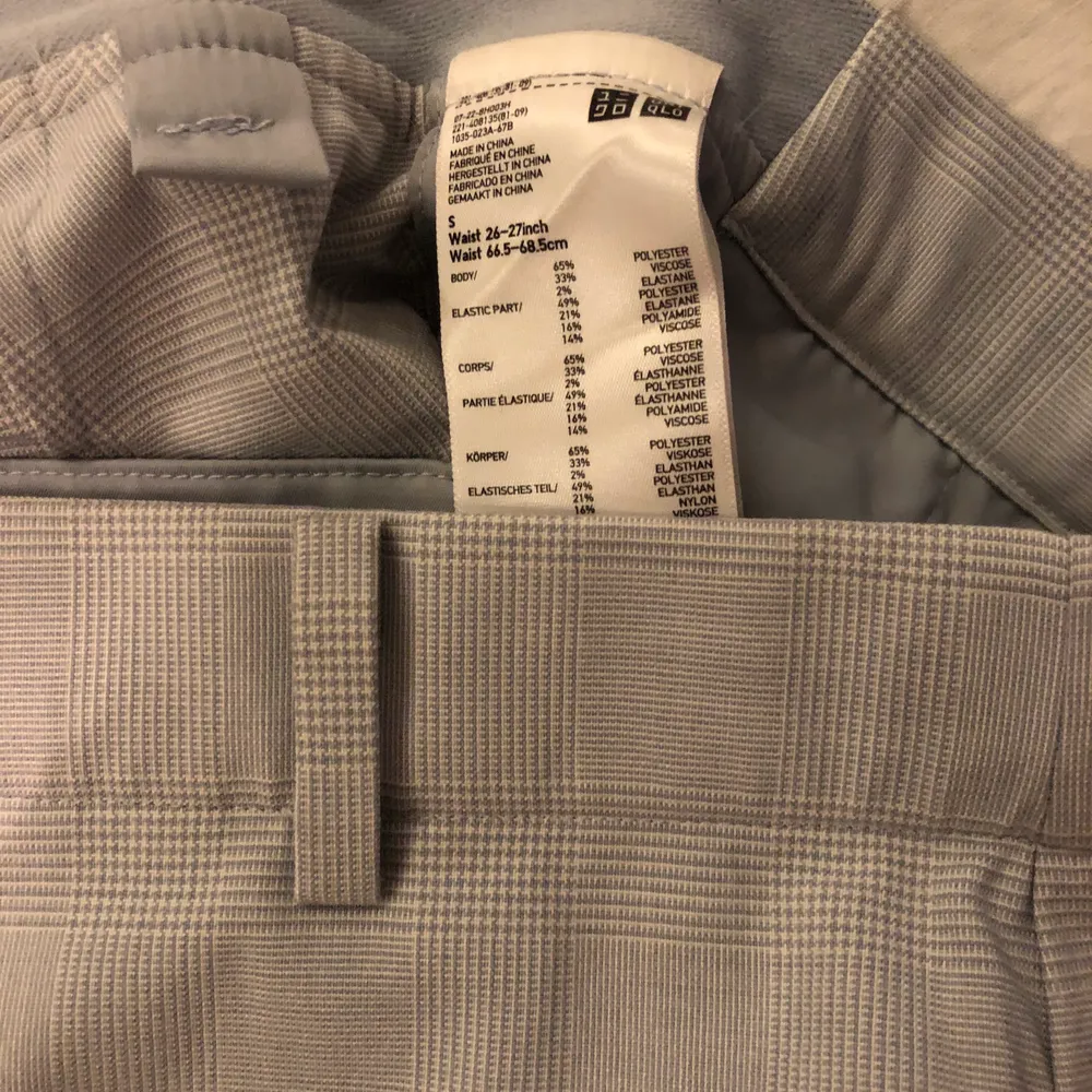 Hej! Jag ska sälja dessa ljusblå-rutiga kostymbyxor från Uniqlo i st S. De passar även mig och brukar ha 34/36 i byxor! Skriv vid intresse. Högstbjudande får dem. Nästan aldrig använda, mycket bra kvalitet. ( är 170 cm ). Jeans & Byxor.