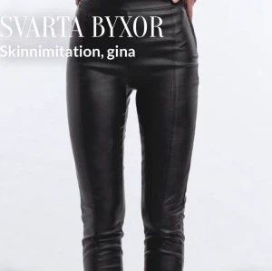 Skinnbyxor gina - Ett par svarta byxor i skinnimitation från gina, de är lika de p första bilden men inte exakt samma, de har resor bak i midjan och dragkedja på sidan, är som en xs/xxs. Frakten ingår 🦋