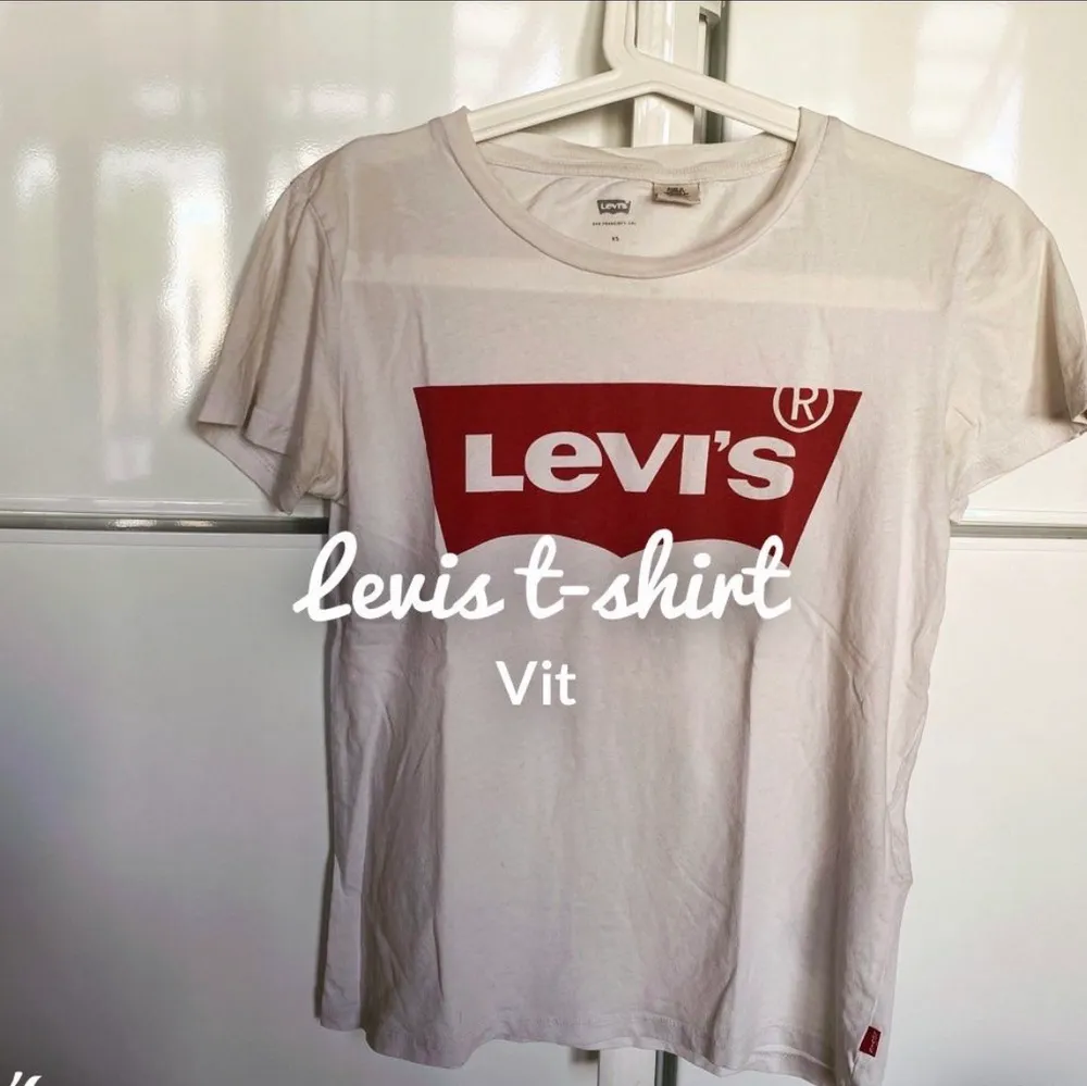 En välanvänd Levis t-shirt i strl xs, frakten ingår 🦋. T-shirts.