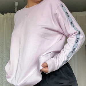 Oversized Nike vintage hoodie - Säljer denna mycket bekväma, trendiga vintage oversized hoodie🥰 Mycket fin skick och dessutom helt nytvättad! Säljer pga att jag har något liknande. Nypris: 600kr