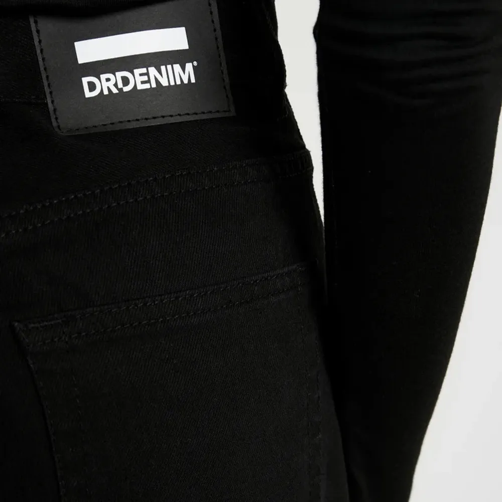 Helt nya endast testade svarta jeans från Dr denim i modellen Nora. Det är i deras ”Tall” kollektion. Storlek 31 men är absolut ingen stretch i dem så skulle säga en M/L. Säljer pga att de inte passar på mig 🥺 Frakt tillkommer! . Jeans & Byxor.