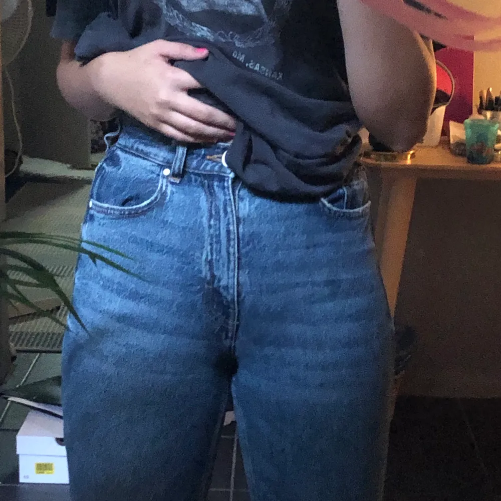 Säljer mima zara jeans pga att jag köpte fel storlek därmed väldigt bra skick! Lite för korta för mig (är 170). Jeans & Byxor.