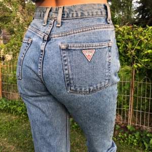 Vintage Guess Jeans i fint skick, som knappt är använda i mom jeans modell.
