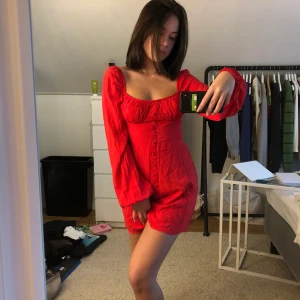 Röd klänning i lätt tyg - Riktigt lätt o härlig klänning, använd enbart på jul förra året lol. Den e ifrån Gina tricot