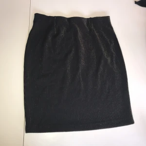  - Guldglittrig figurkjol i stretch med resår i midjan. Perfekt på fest eller för att pigga upp vardagen. Från H&M.