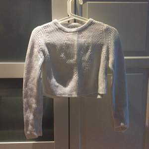 Snygg croppad stickad tröja från Zara i storlek S. Kan inte visa den på för att den är för liten. Använd några fåtal gånger. 