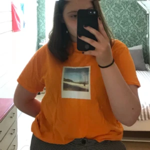  - Orange t-shirt med fint tryck, köpt på carlings. Knappt använd och sitter oversized. Kan mötas upp i Gävle eller skicka då köparen står för fraktkostnad! 😝