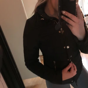  - Snygg vinterjacka, skön och varm!😻 köpare står för frakt💞
