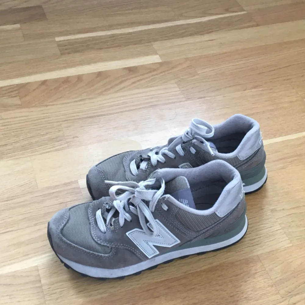 Säljer dessa underbara new balance 574or pga felköp! Använda fåtal gånger så i bra skick!:) . Skor.