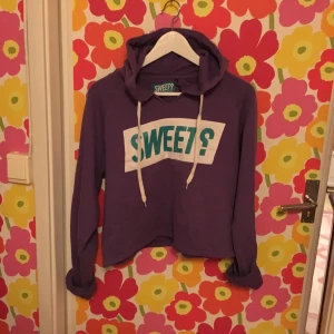  - Cropped collegetröja från sweet. Superskön och i bra skick. Andra bilden visar färgen bäst!
