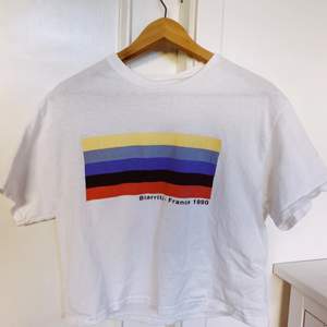 kort och sval regnbåge möter flagga (pride Vibe) t-shirt. Endast testad, annars bara hängt. Köparen står för frakt. Vid snabb affär 200kr inkl frakt❤️15% av alla köp går till välgörenhet❤️