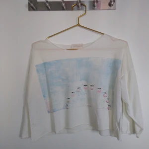  - Croptop i off-white med tryck, köpt i London. Skick: Knappt använd. Gratis frakt!