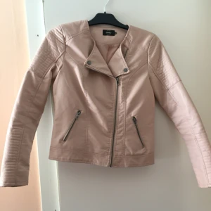  - Ljusrosa skinnjacka, väldigt sparsamt använd.  Kan tänka mig att gå ner i pris. 