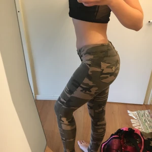  - Militärbyxor som gör rumpan lite extra snygg ;) bara använda några få gånger. Fraktkostnaden är exkluderad