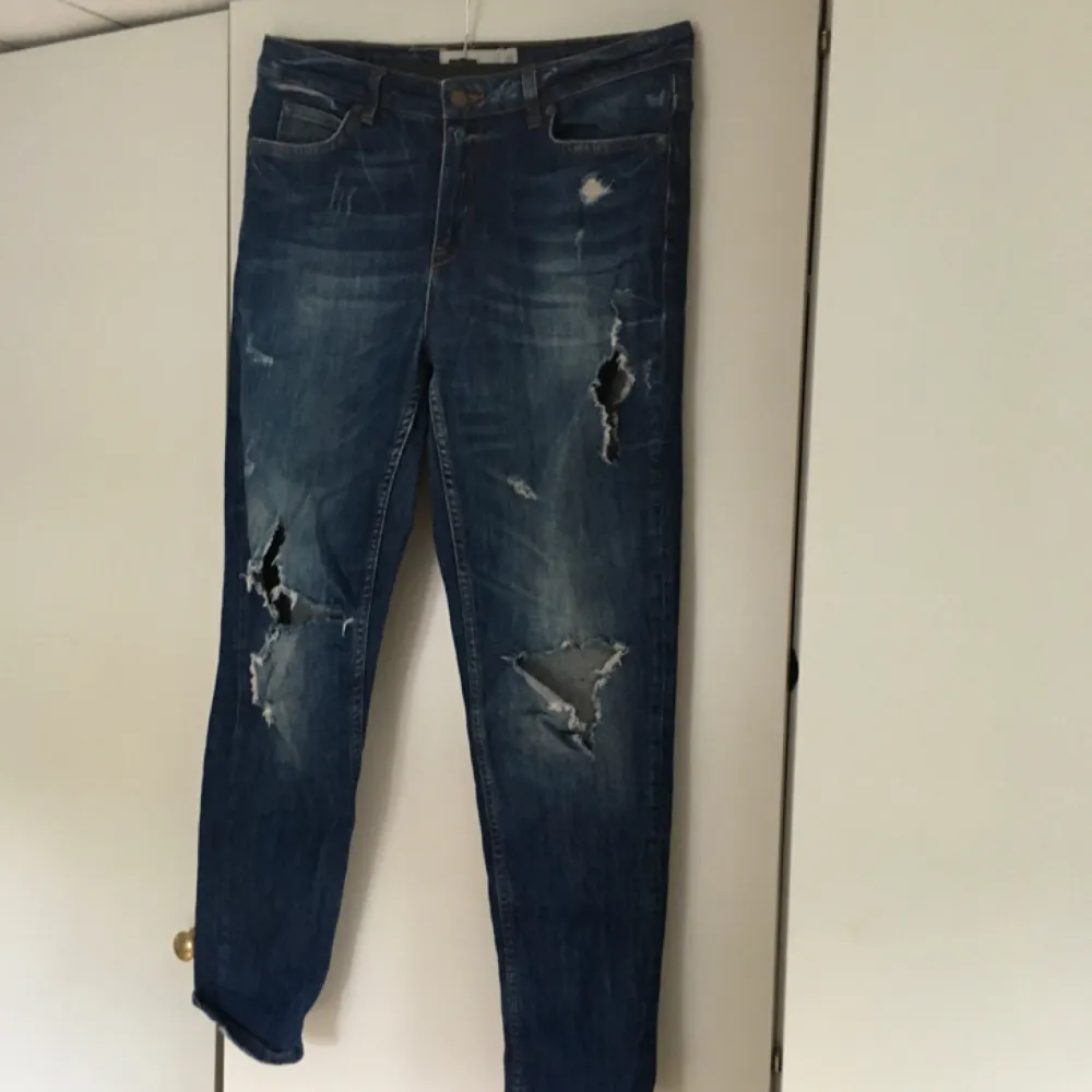 Snygga jeans med bra kvalité från ginatricot, använd ett fåtal gånger därav är hålen lite större än de var när jag köpte dem. 🌸 kan mötas upp i Växjö, annars står köparen för frakt. Kontakta mig gärna vid frågor! . Jeans & Byxor.