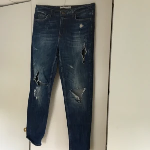  - Snygga jeans med bra kvalité från ginatricot, använd ett fåtal gånger därav är hålen lite större än de var när jag köpte dem. 🌸 kan mötas upp i Växjö, annars står köparen för frakt. Kontakta mig gärna vid frågor! 