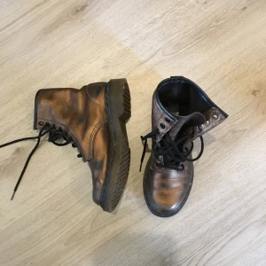  - Bronsiga Dr martens, i gott skick, något slitna men otroligt sköna (ger ej skavsår som dr martens brukar) Bortklippt lapp men har dr martens logga på sidan (se bild 3)   Kan mötas i Stockholm ( söder eller söderort). Köparen betalar för frakt