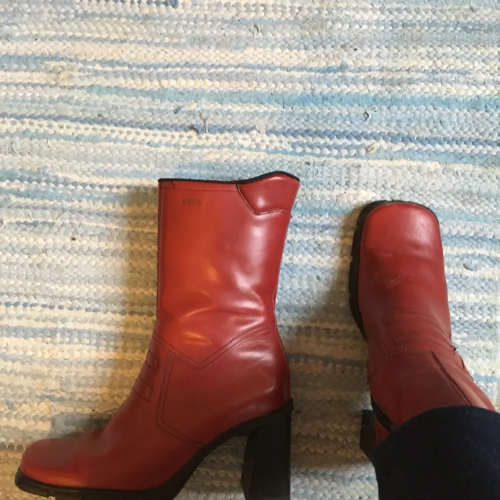 ASSNYGGA röda klackskorna från vagabond, använda en gång så skorna är i nyskick! Frakt tillkommer om inte möte i Sthlm bestäms. . Skor.