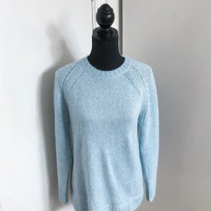  - Ljusblå stickad tröja i yllemix, storlek S (herrstorlek). Endast provad. Frakt på 55kr tillkommer. 