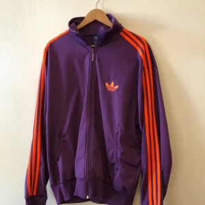  - Jacka från adidas i trevligt använt skick. Kan hämtas i Uppsala eller skickas spårbart för 58 SEK. 