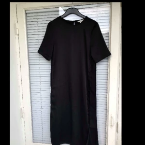  - Snygg, oanvänd klänning säljes. Strl: 36. Från H&M. 