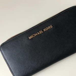  - Michael Kors Jet Set Plånbok.  Väl använd men har fortfarande mycket att ge 😊