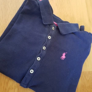  - En fin piké från Ralph Lauren  I storlek m till barn 8 -10 