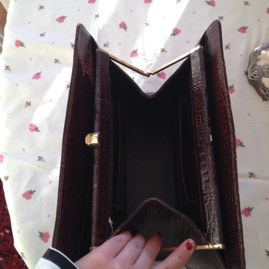 Vintage väska i krokodilskinn. Mått bredd 28cm höjd 20cm 