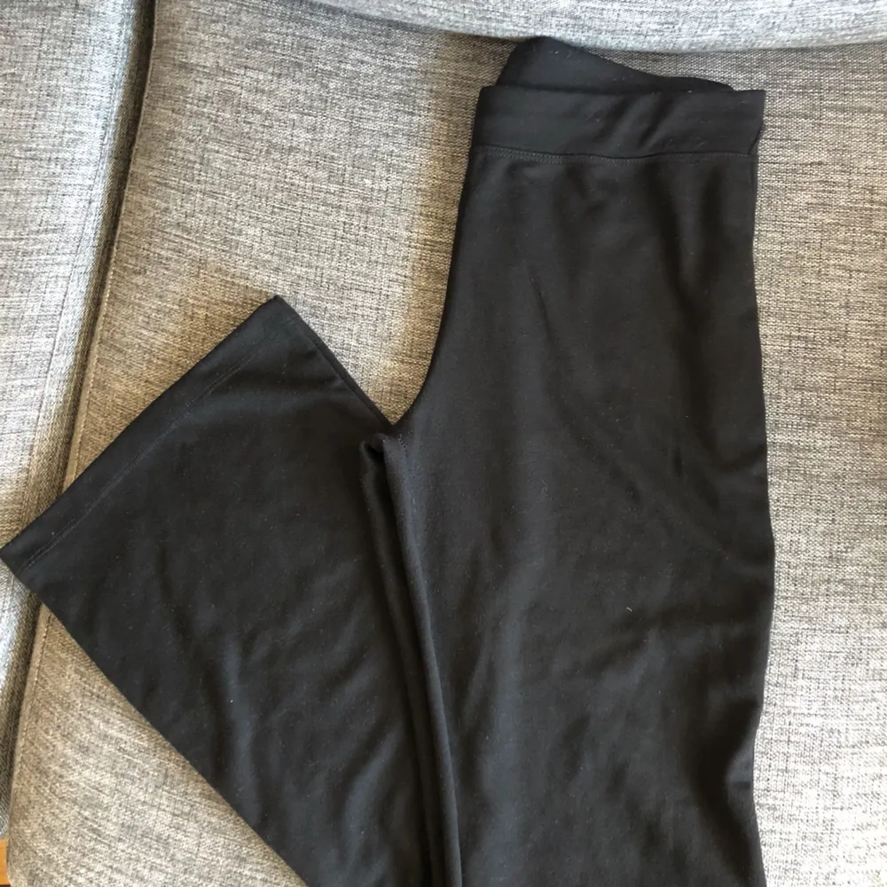 Svarta mjukis bootcut byxor, supersnygg passform och sitter bra över rumpan🍑 så sköna!! Helt nya 🌷. Jeans & Byxor.