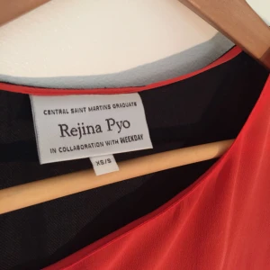  - Klänning i skirare tyg på framsidan (ganska genomskinlig) och tjockare på baksidan. Weekday-samarbete med Rejina Pyo. Några år på nacken, men väldigt bra skick. Storleken är xsmall/small men funkar finfint på mig som är medium.