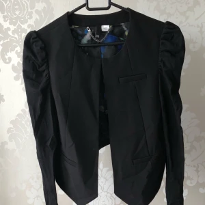  - Kavaj med snyggpassform i stretch material. Nyskick