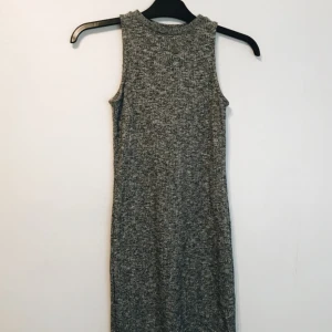  - Tunt stickad klänning, frakt tillkommer! Skulle säga att det är som 36-38