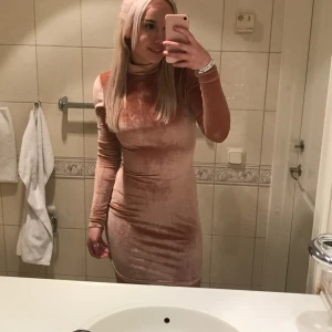  - Rosa sammetsklänning!