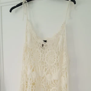  - Virkad klänning från top shop. Använd en gång. Reglerbara axelband, så den passar de flesta mellan xs-m beroende på hur man vill att den ska sitta. Superfin!!