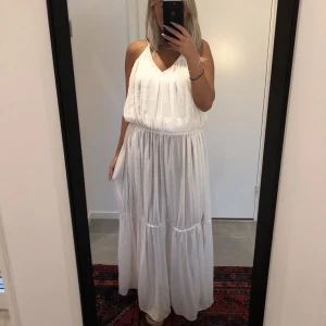  - Magisk klänning men kommer dessvärre inte till användning. Inköpt förra sommaren men aldrig använd. Från HM TREND. 
