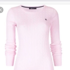  - Rosa kabelstickad tröja från gina tricot.Lite mörkare än på bilden.(lånad bild).Köparen står för frakten!