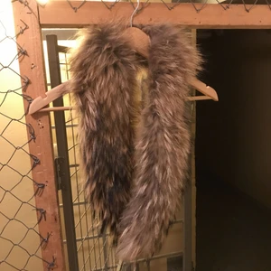  - Helt ny äkta päls. Snygg till kappa eller skinnjacka. Nypris 1000:-