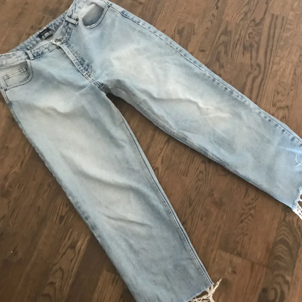Mom jeans från urbanoutfitters. Strl 32 i midjan och avklippta nertill.. Jeans & Byxor.