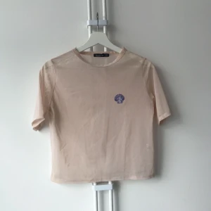  - Top i kort modell, från Boohoo. Aldrig använd.  Frakt betalas av köparen. Kan också mötas upp i centrala Sthlm :) 