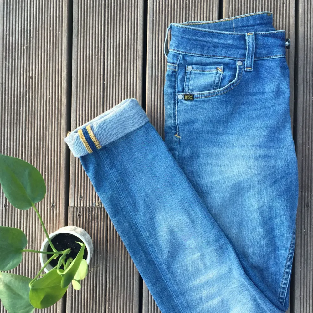Jättefina jeans från Tiger som endast är använda ett fåtal gånger, mycket bra skick. Betalning sker via Swish och köparen står för frakten. Skickas direkt efter att betalning skett. . Jeans & Byxor.