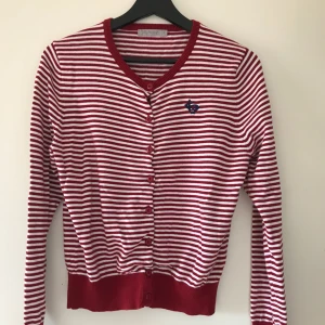  - Underbar randig tröja från Jelly Bunny. Jätteskönt material!! Kan mötas upp i Stockholm.