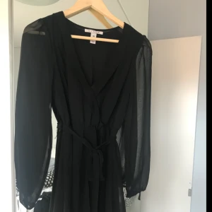 - Svart superfin klänning med transparenta ärmar och ett snöre i midjan. Använd en gång🌼