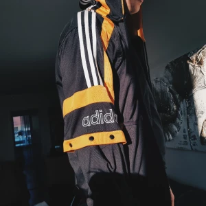  - Vintage trackjacket från Adidas, köpt för 650 i London 💥 Size M, men passar även L eller en oversize S  Frakt ingår i priset 