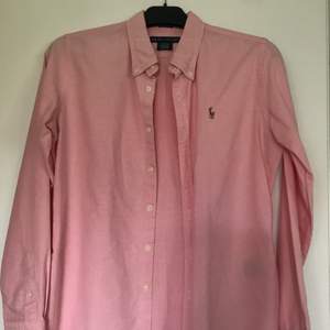 En fin Ralph Lauren skjorta (rosa)  Storlek ca 38 I fint skick, nypris ca 1000kr 