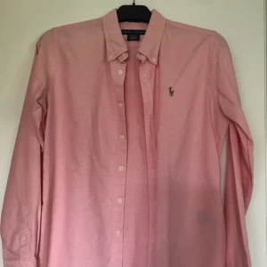  - En fin Ralph Lauren skjorta (rosa)  Storlek ca 38 I fint skick, nypris ca 1000kr 