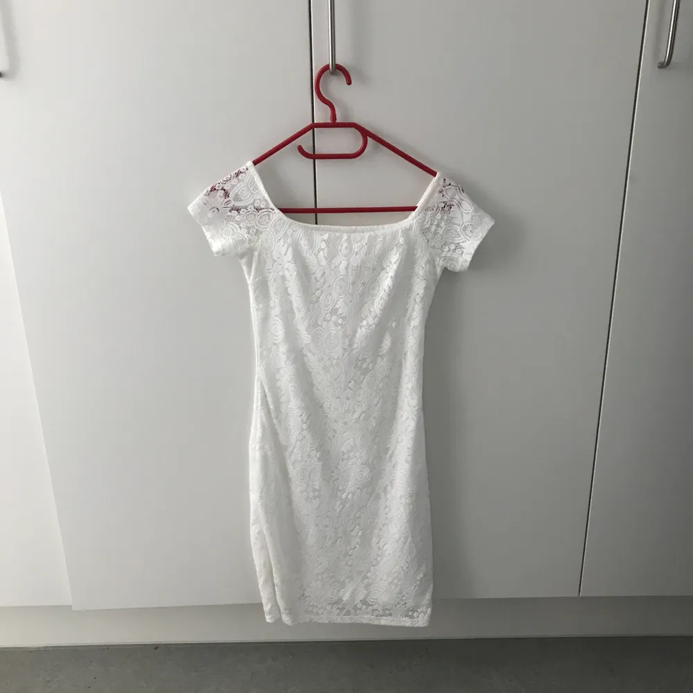 Figurnära vit klänning, perfekt för sommarfesten eller studenten! 🌼. Klänningar.
